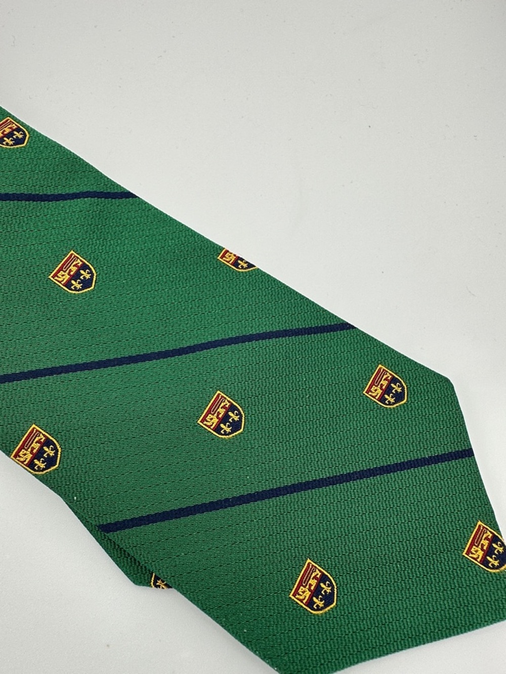 Polo Ralph Lauren tie is a vintage club tie featuring crest patterns on green - Picture 8 of 8